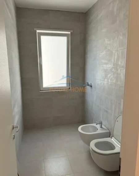 Tirane, jepet me qera apartament 2+1 Kati 1, 83 m² 400 € (Univers City)