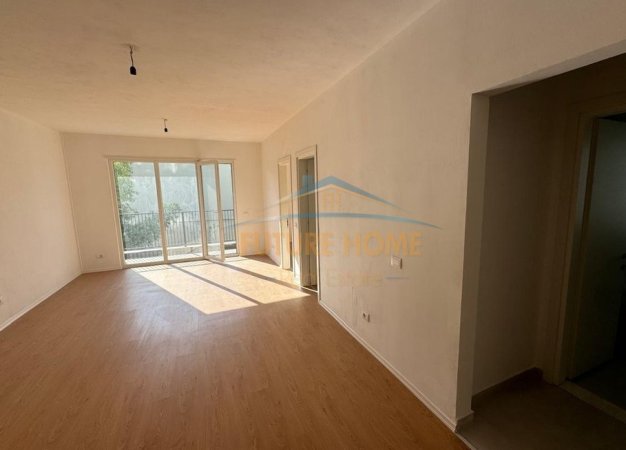 Tirane, jepet me qera apartament 2+1 Kati 1, 83 m² 400 € (Univers City)