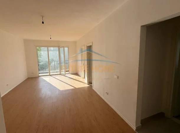 Tirane, jepet me qera apartament 2+1 Kati 1, 83 m² 400 € (Univers City)