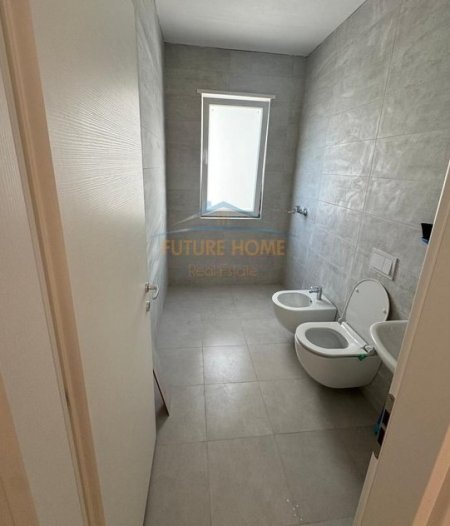 Tirane, jepet me qera apartament 2+1 Kati 1, 83 m² 400 € (Univers City)