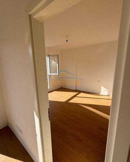 Tirane, jepet me qera apartament 2+1 Kati 1, 83 m² 400 € (Univers City)
