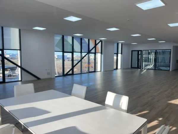 Tirane, jepet me qera ambjent biznesi Kati 0, 200 m² 1.150 € 