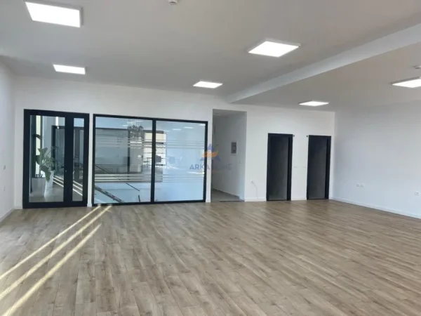 Tirane, jepet me qera ambjent biznesi Kati 0, 200 m² 1.150 € 