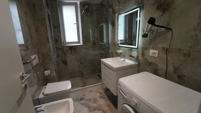 Tirane, jepet me qera 1+1 Kati 2, 50 m² 550 € (Medresesë)