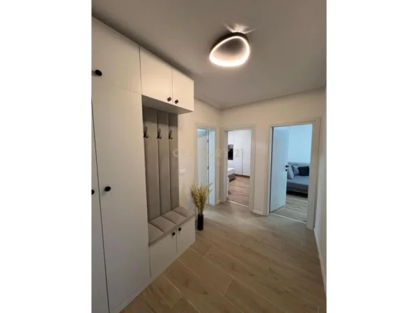 Tirane, jepet me qera 2+1 Kati 3, 72 m² 750 € 