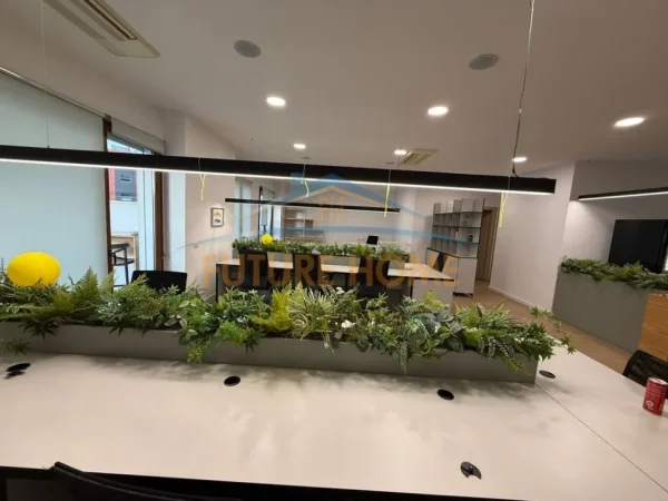 Tirane, jepet me qera zyre Kati 6, 180 m² 3.100 € (bulevardi gjergj fishta)