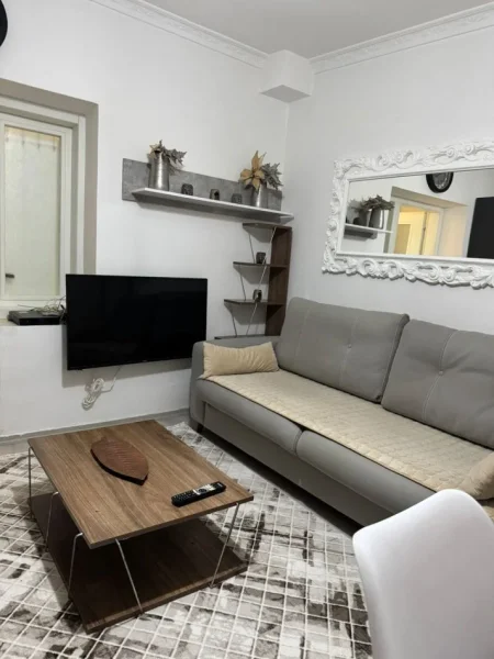 Tirane, jepet me qera apartament 1+1 Kati 1, 60 m² 500 € (Rruga e Dibres)