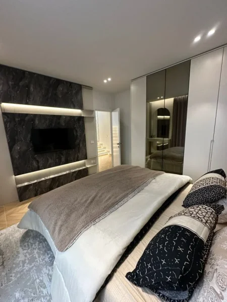 Tirane, jepet me qera apartament 4+1+Ballkon , 225 m² 3.800 € (Prane TEG , Farke)