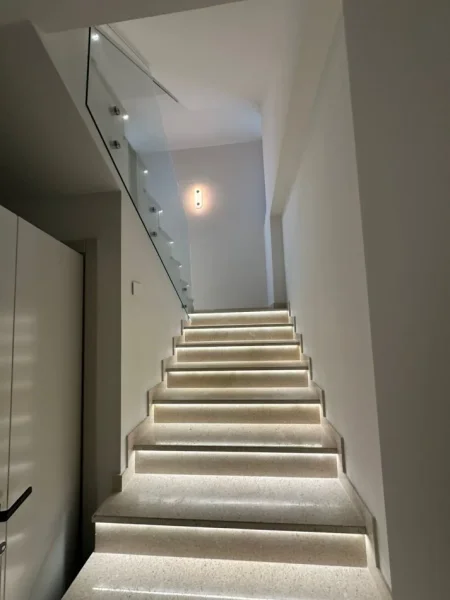 Tirane, jepet me qera apartament 4+1+Ballkon , 225 m² 3.800 € (Prane TEG , Farke)