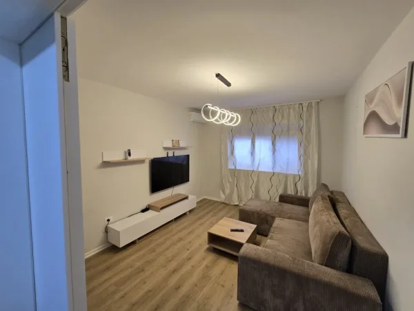 Tirane, jepet me qera apartament 2+1+Ballkon Kati 3, 58 m² 800 € 