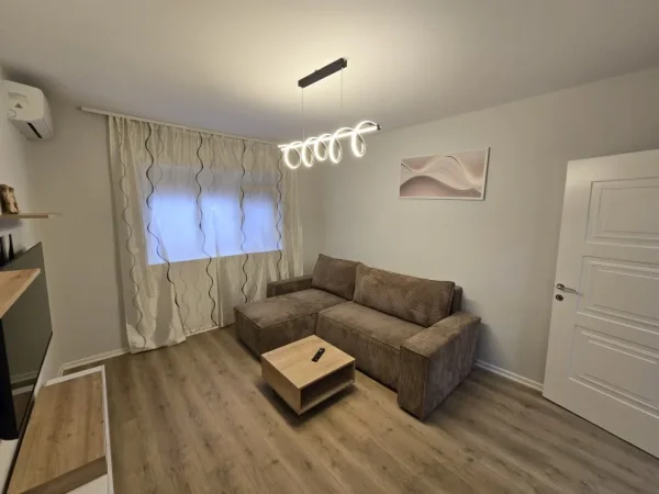 Tirane, jepet me qera apartament 2+1+Ballkon Kati 3, 58 m² 800 € 