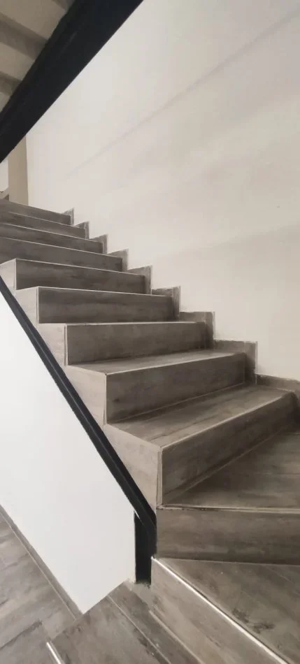 Tirane, shitet ambjent biznesi , 88 m² (Tirana Golden Park prane spitalit amerikan 3)