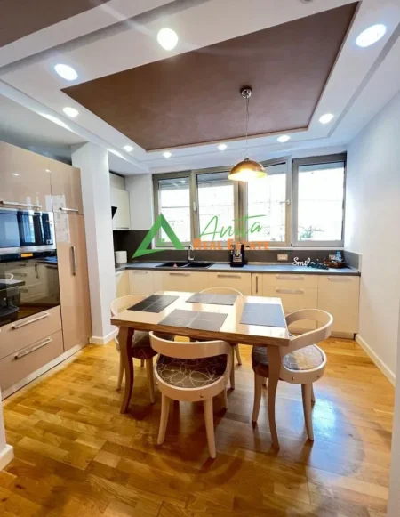 Tirane, jepet me qera apartament 2+1+Ballkon Kati 1, 96 m² 1.000 € (Qender)