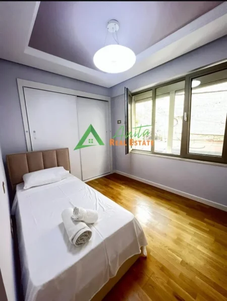 Tirane, jepet me qera apartament 2+1+Ballkon Kati 1, 96 m² 1.000 € (Qender)