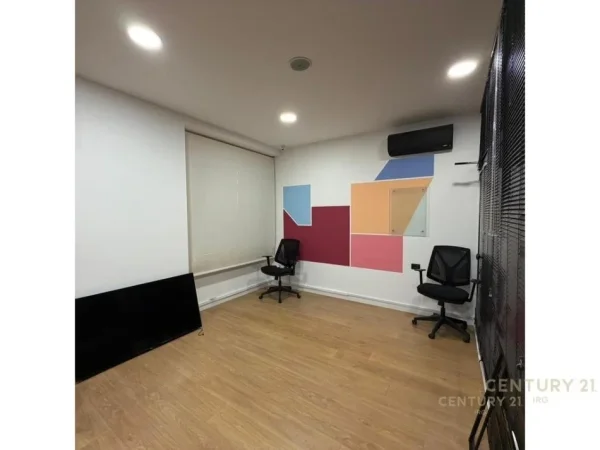 Tirane, jepet me qera apartament 1+1 Kati 2, 180 m² 2.500 € 