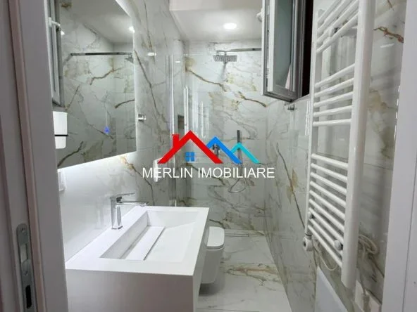 Tirane, jepet me qera apartament 1+1+Ballkon Kati 2, 79 m² 622 € (RRUGA BABE REXHA,BLOBE)