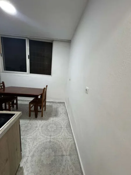 Tirane, jepet me qera 1+1 Kati 1, 50 m² 450 € (Tirane e re)