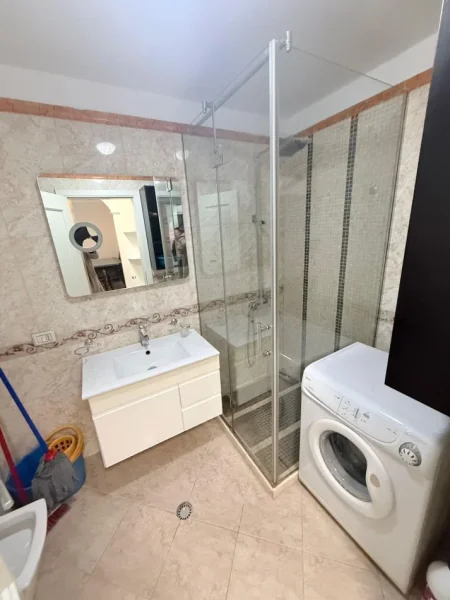 Tirane, jepet me qera apartament 1+1+Ballkon Kati 3, 79 m² 600 € (Liqeni i Thate)