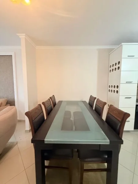 Tirane, jepet me qera apartament 1+1+Ballkon Kati 3, 79 m² 600 € (Liqeni i Thate)