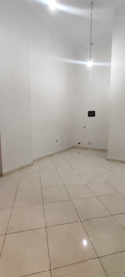 Tirane, jepet me qera ambjent biznesi , 20 m² 400 € (Rruga e kosovareve)