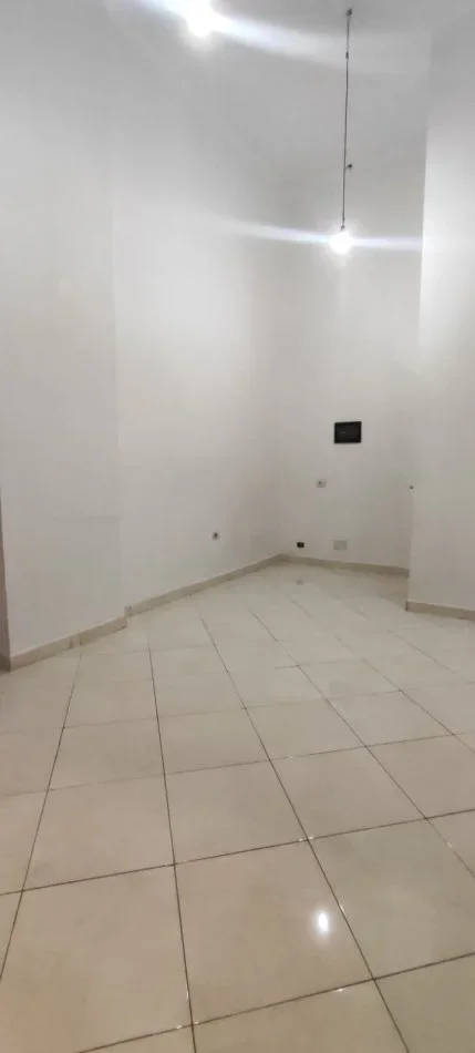 Tirane, jepet me qera ambjent biznesi , 20 m² 400 € (Rruga e kosovareve)
