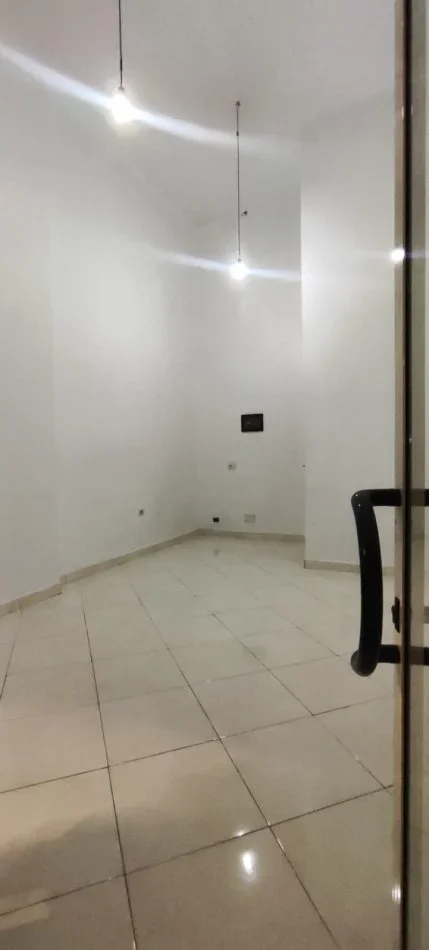 Tirane, jepet me qera ambjent biznesi , 20 m² 400 € (Rruga e kosovareve)
