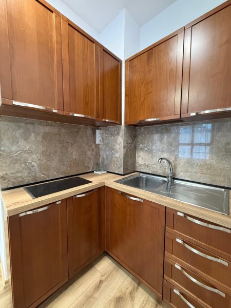 Tirane, jepet me qera ambjent biznesi Kati 1, 67 m² 800 € (Ish Ekspozita)