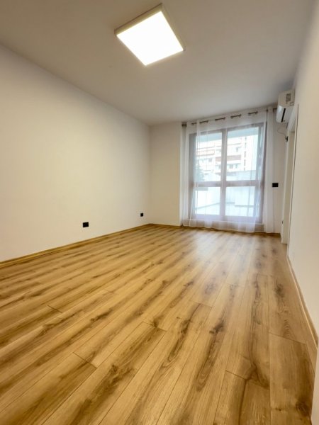 Tirane, jepet me qera ambjent biznesi Kati 1, 67 m² 800 € (Ish Ekspozita)