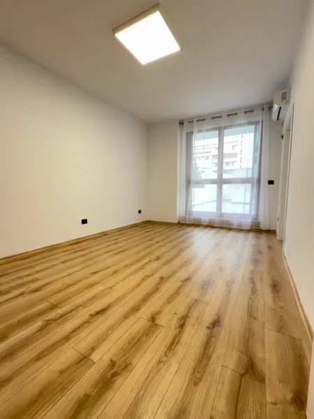 Tirane, jepet me qera ambjent biznesi Kati 1, 67 m² 800 € (Ish Ekspozita)