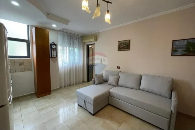 Tirane, jepet me qera apartament 1+1 Kati 2, 