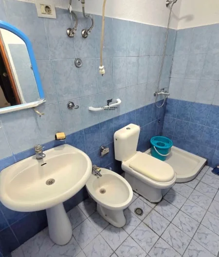 Tirane, jepet me qera apartament 1+1 Kati 2, 58 m² 380 € (OXHAKU)