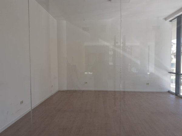 Tirane, jepet me qera ambjent biznesi Kati 2, 44 m² 700 € (rruga e durresit)