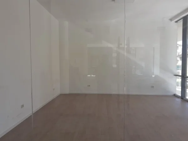 Tirane, jepet me qera ambjent biznesi Kati 2, 44 m² 700 € (rruga e durresit)