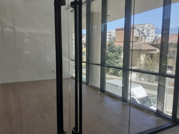 Tirane, jepet me qera ambjent biznesi Kati 2, 44 m² 700 € (zogu i zi)