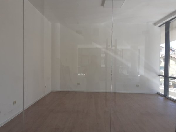 Tirane, jepet me qera ambjent biznesi Kati 2, 44 m² 700 € (Mine Peza)