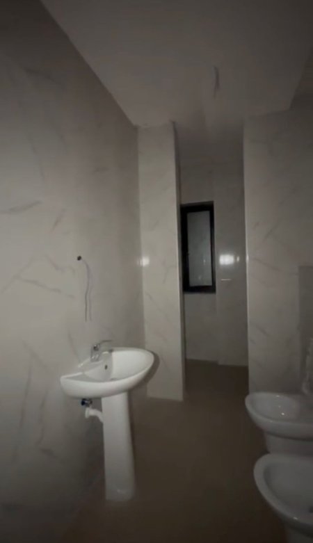 Tirane, jepet me qera ambjent biznesi Kati 1, 80 m² 400 € (Astir)