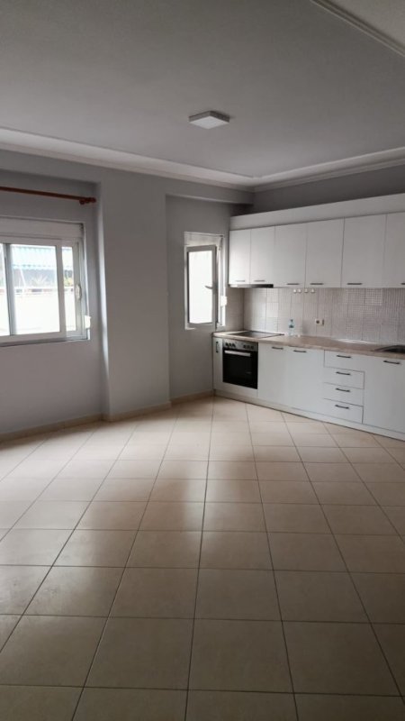 Tirane, jepet me qera apartament 2+1 Kati 4, 80 m² 550 € (SELVIA)