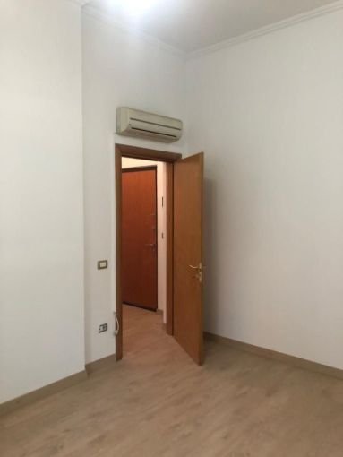 Tirane, jepet me qera zyre Kati 3, 33 m² 370 € (zogu i zi)