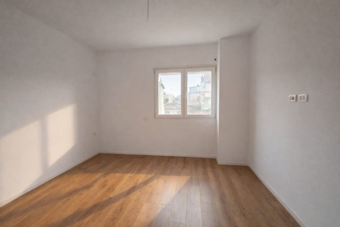 Tirane, jepet me qera ambjent biznesi Kati 3, 135 m² 1.200 € (Pazari i Ri)