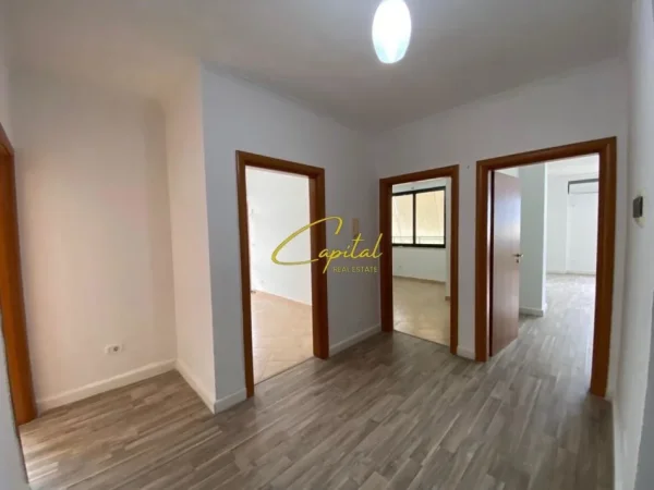 Tirane, jepet me qera zyre Kati 11, 143 m² 1.500 € (BLV ZHAN D'ARK)