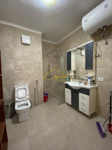 Tirane, jepet me qera zyre Kati 11, 143 m² 1.500 € (BLV ZHAN D'ARK)
