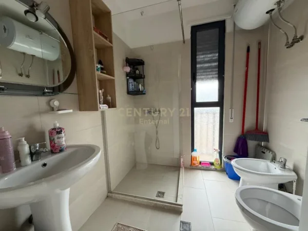 Tirane, jap me qera apartament 1+1 Kati 2, 86 m² 650 € (Ali Demi)