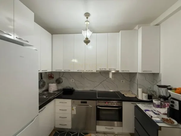 Tirane, jap me qera apartament 1+1 Kati 2, 86 m² 650 € (Ali Demi)