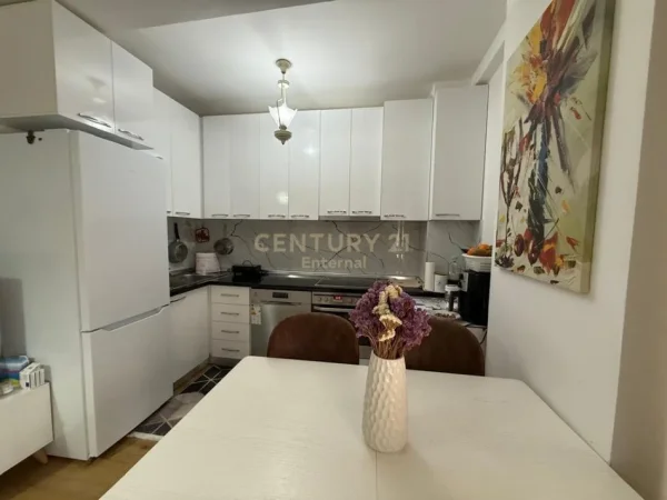Tirane, jap me qera apartament 1+1 Kati 2, 86 m² 650 € (Ali Demi)