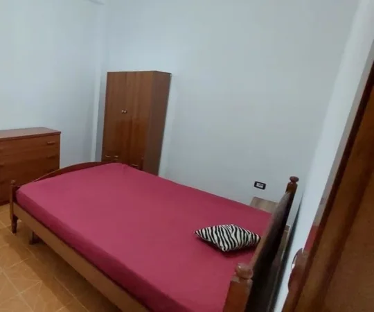 Tirane, jepet me qera Vile 1+1 Kati 1, 55 m² (Fundi Rruges Jordan Misja)