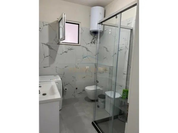 Durres, jepet me qera shtepi 3+1+Ballkon Kati 2, 80 m² 400 € 