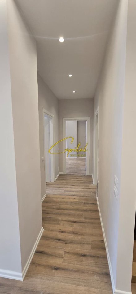 Tirane, jepet me qera zyre Kati 6, 100 m² 900 € (KOMUNA E PARISIT)