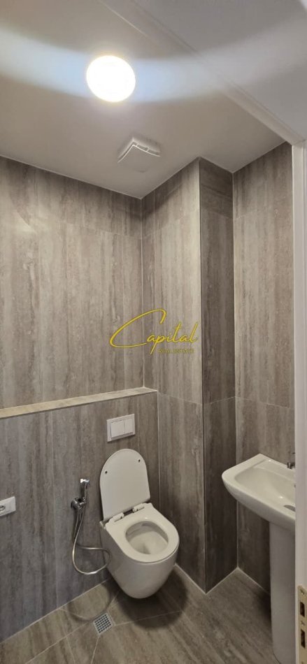 Tirane, jepet me qera zyre Kati 6, 100 m² 900 € (KOMUNA E PARISIT)