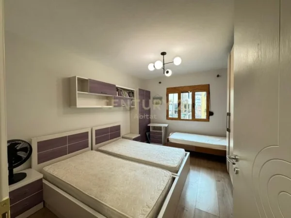 Tirane, jap me qera apartament 1+1 Kati 5, 45 m² 450 € (Petro Nini)