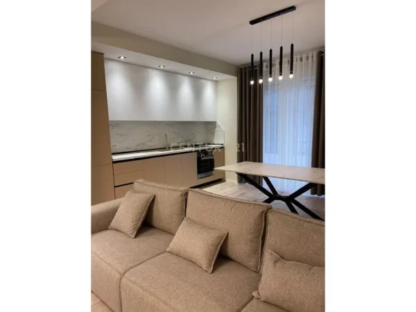 Tirane, jap me qera apartament 2+1 Kati 3, 129 m² 500 € (Fresku)